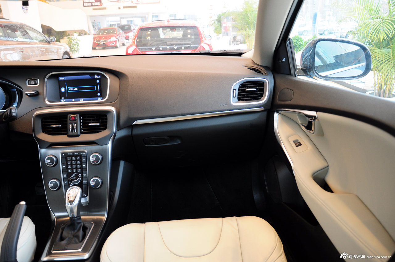 2013款沃尔沃v40高清到店实拍_沃尔沃v40内饰图片25585954_汽车图库