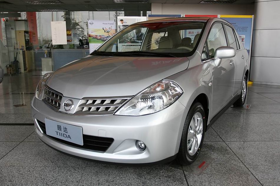 颐达tiida外观图片