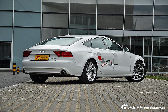奥迪a7 sportback的设计融合了双门轿跑车(coupé)的优雅,四门轿车