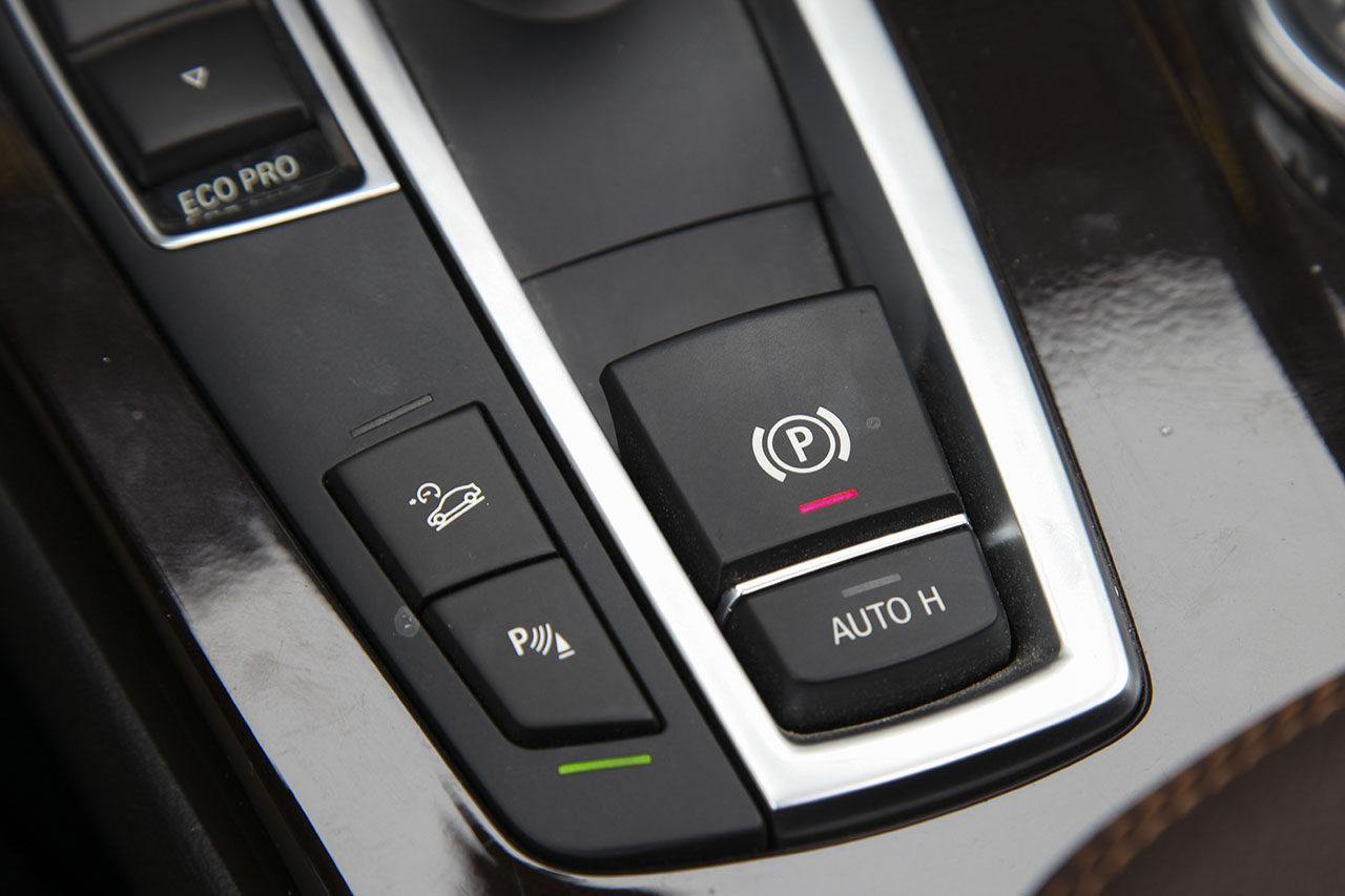 xdrive状态显示功能,双区自动空调,行李箱便捷开启关闭功能,自动泊车