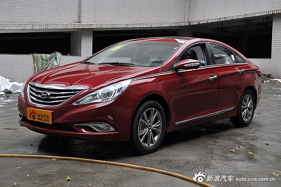 2013款索纳塔八2.0自动豪华版红色