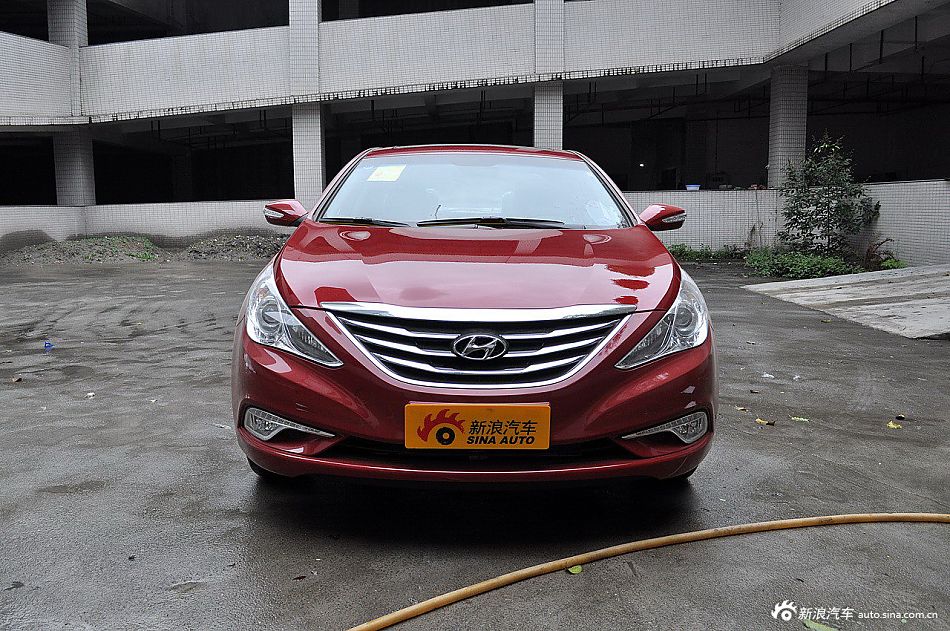 2013款索纳塔八2.0自动豪华版红色