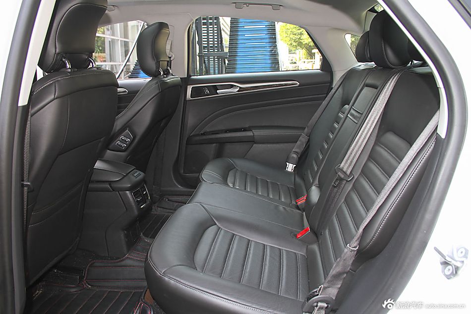 2013款蒙迪欧 2.0L GTDi240 旗舰型