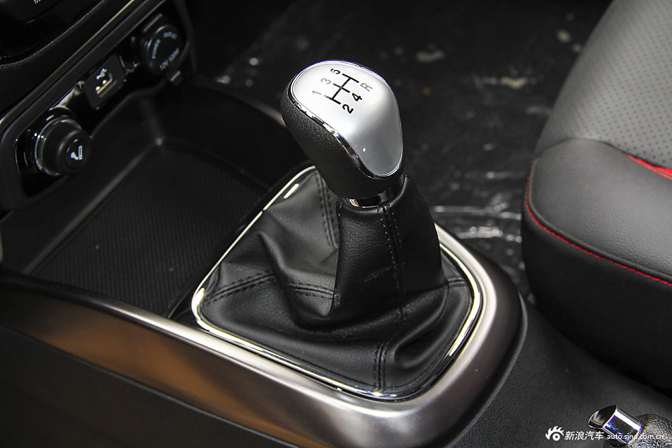 2016款长安CS15 1.5L手动尊贵版