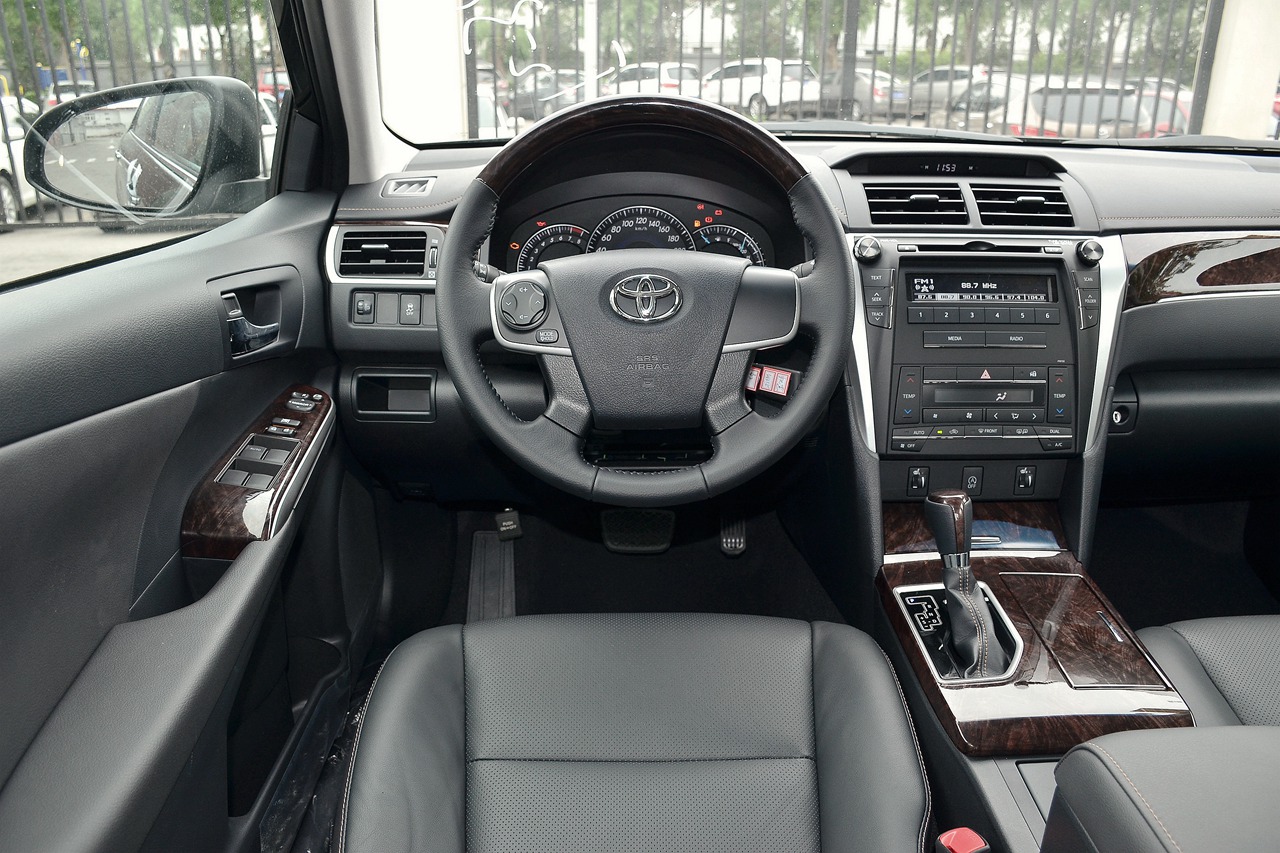 2016款凯美瑞2.0l自动十周年纪念领先版