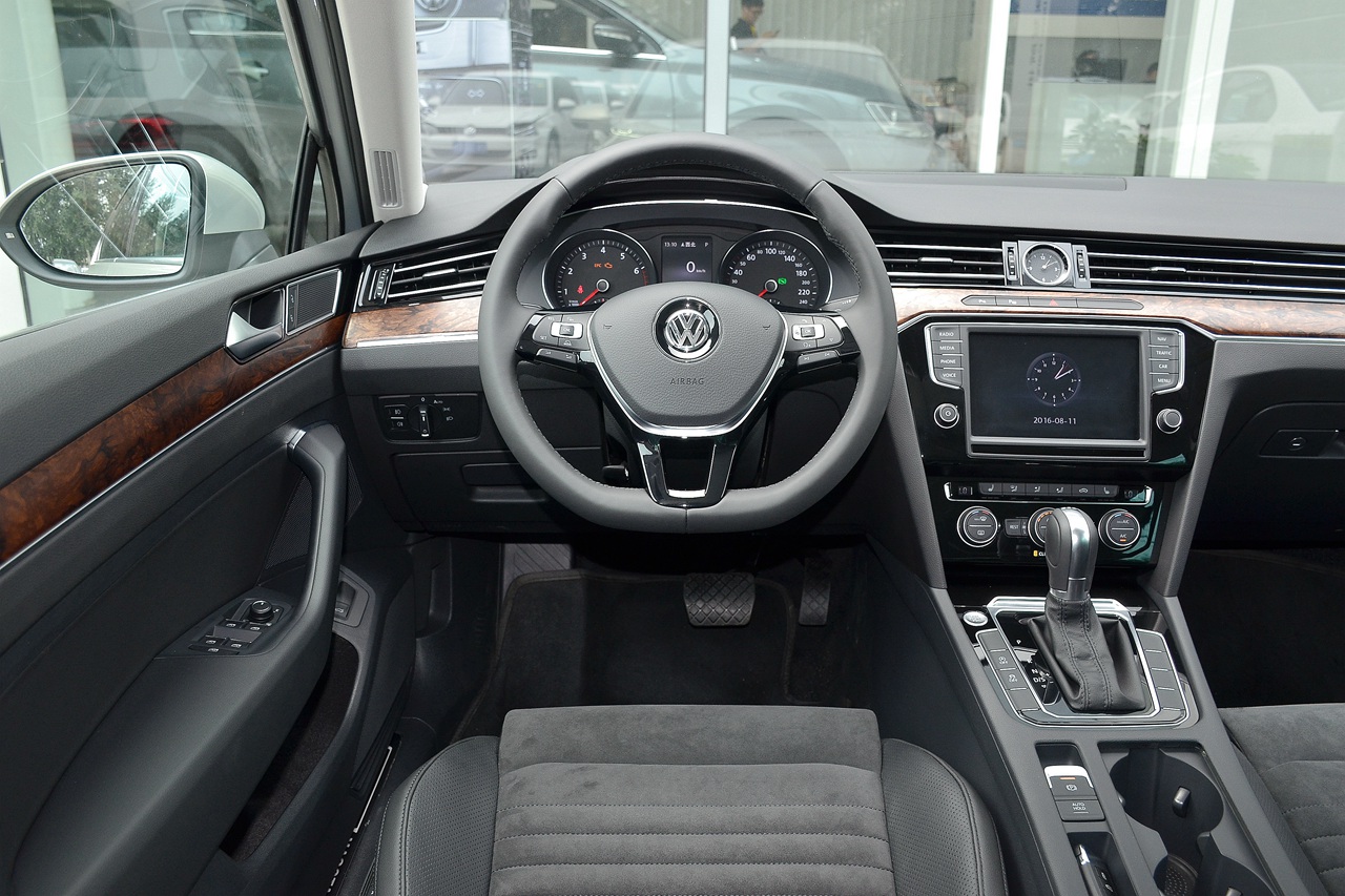 2017款迈腾2.0t自动380tsi dsg尊贵型