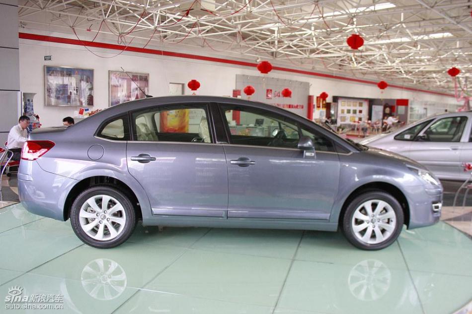 东风雪铁龙世嘉三厢到店实拍