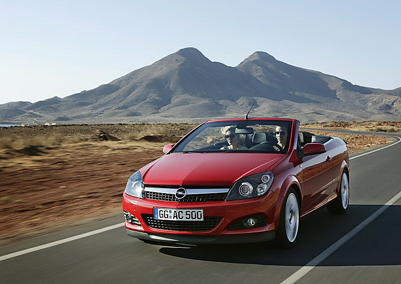 雅特敞篷跑车采用了领先同侪的三段式液压可折叠硬顶设计,可在30秒内