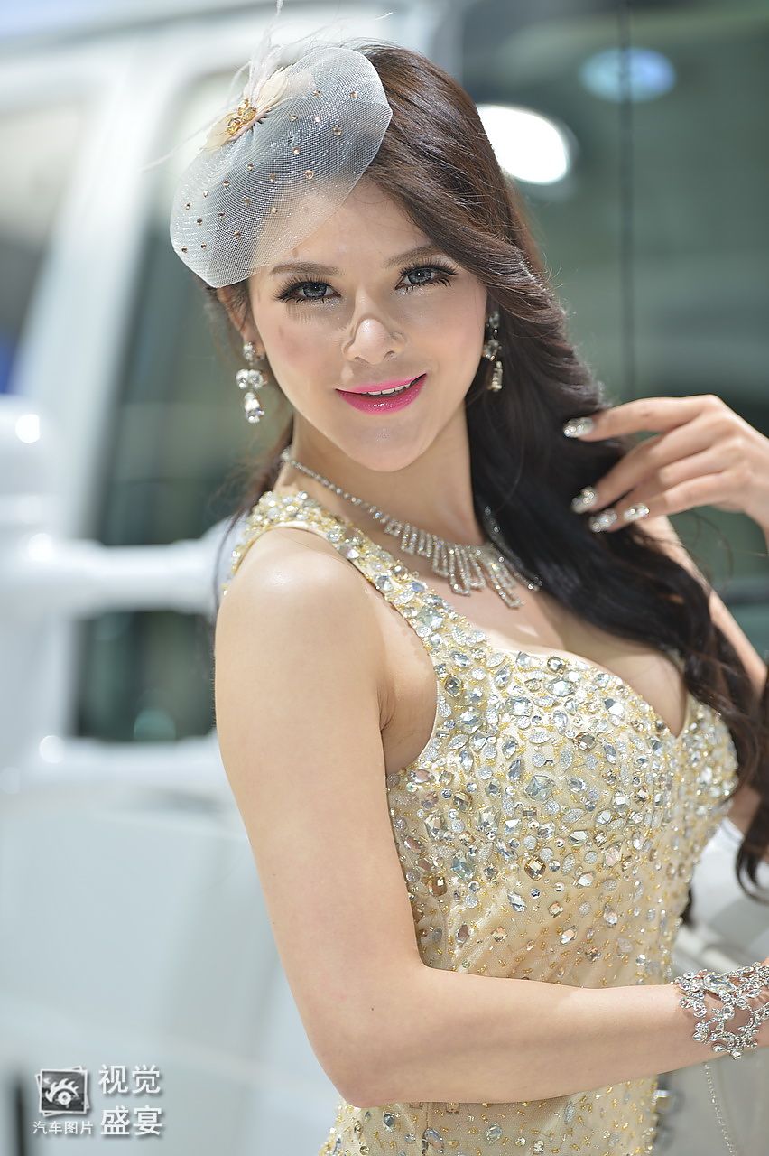 上海车展之锥子脸车模