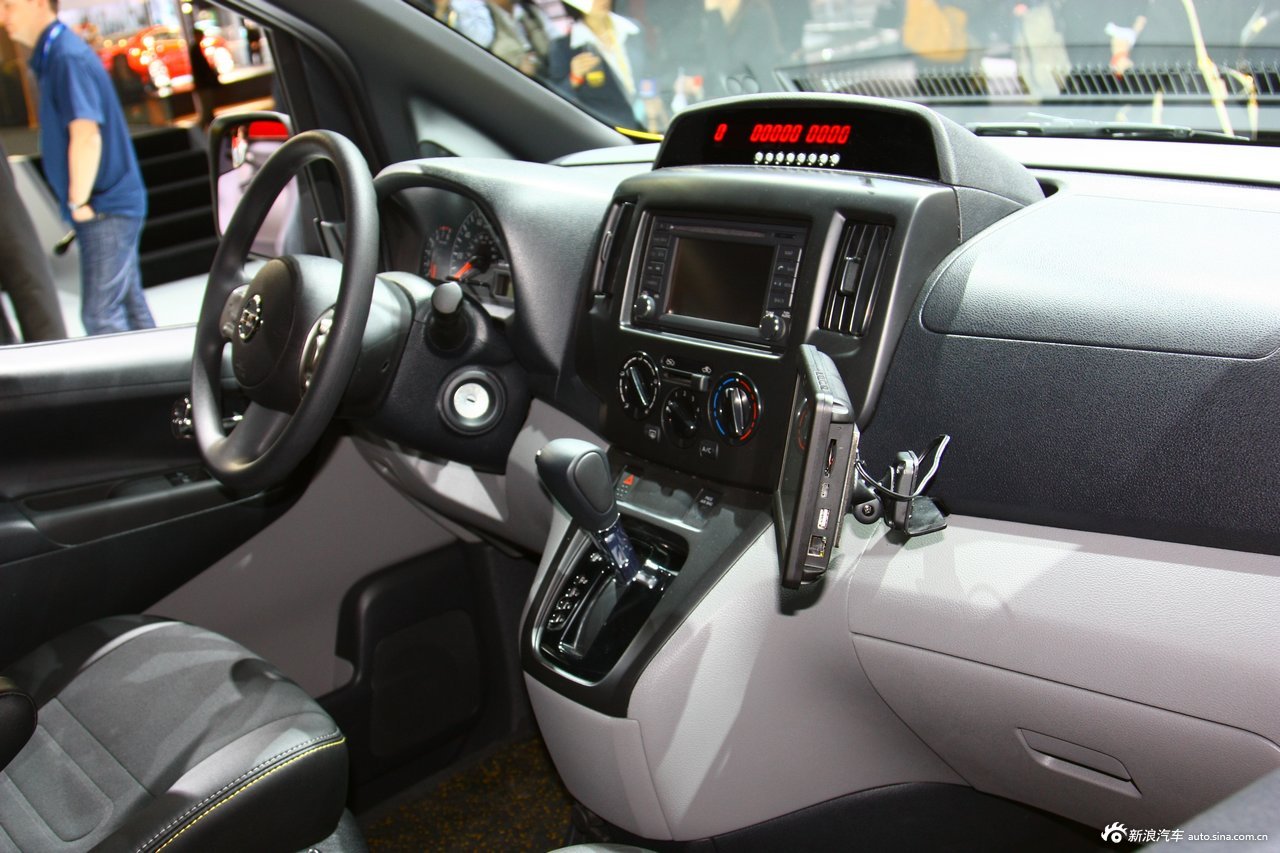 2012年纽约车展实拍美国出租车版nv200:前排内饰