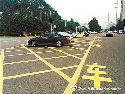 人行横道,网状线区域内是绝对不能停车等候的,违法在黄色网状线内停车