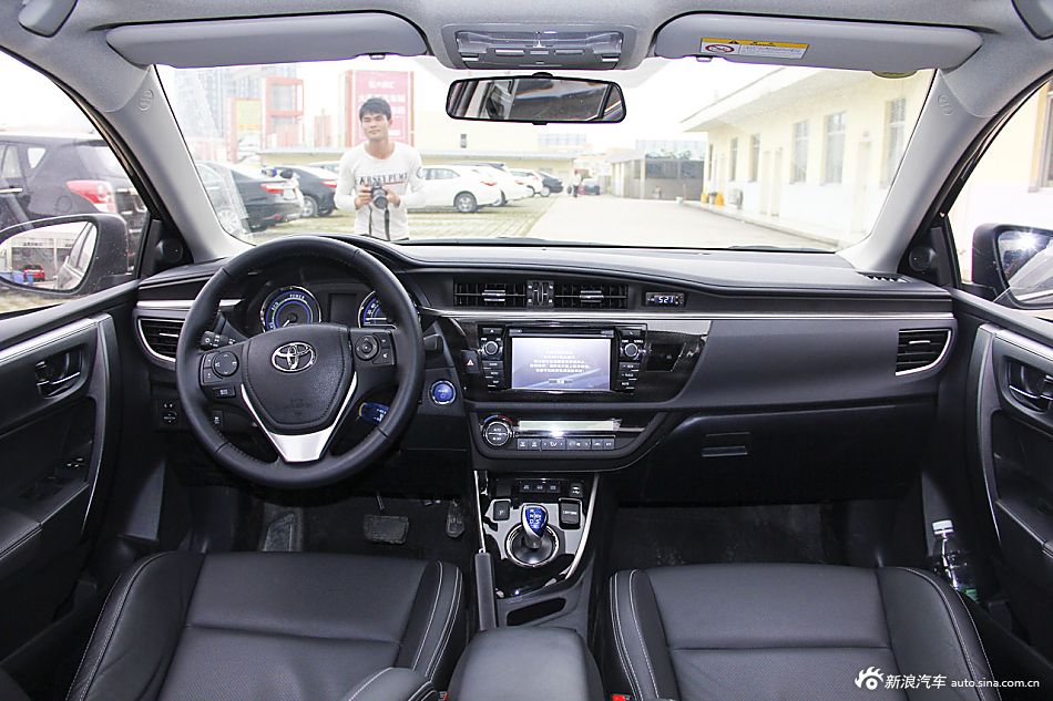 2016款雷凌双擎1.8L自动精英版