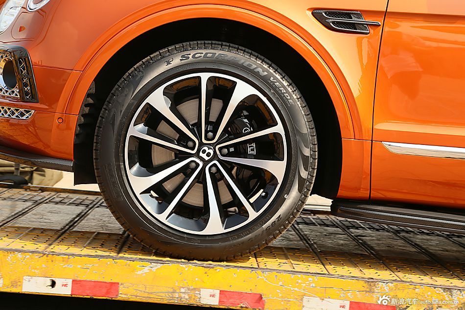 广州车展宾利添越