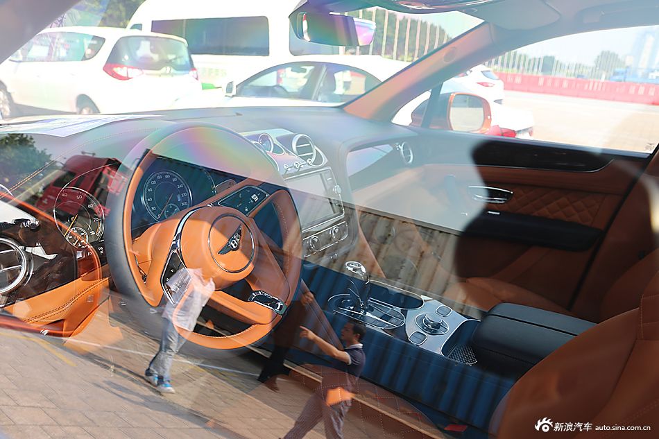 广州车展宾利添越