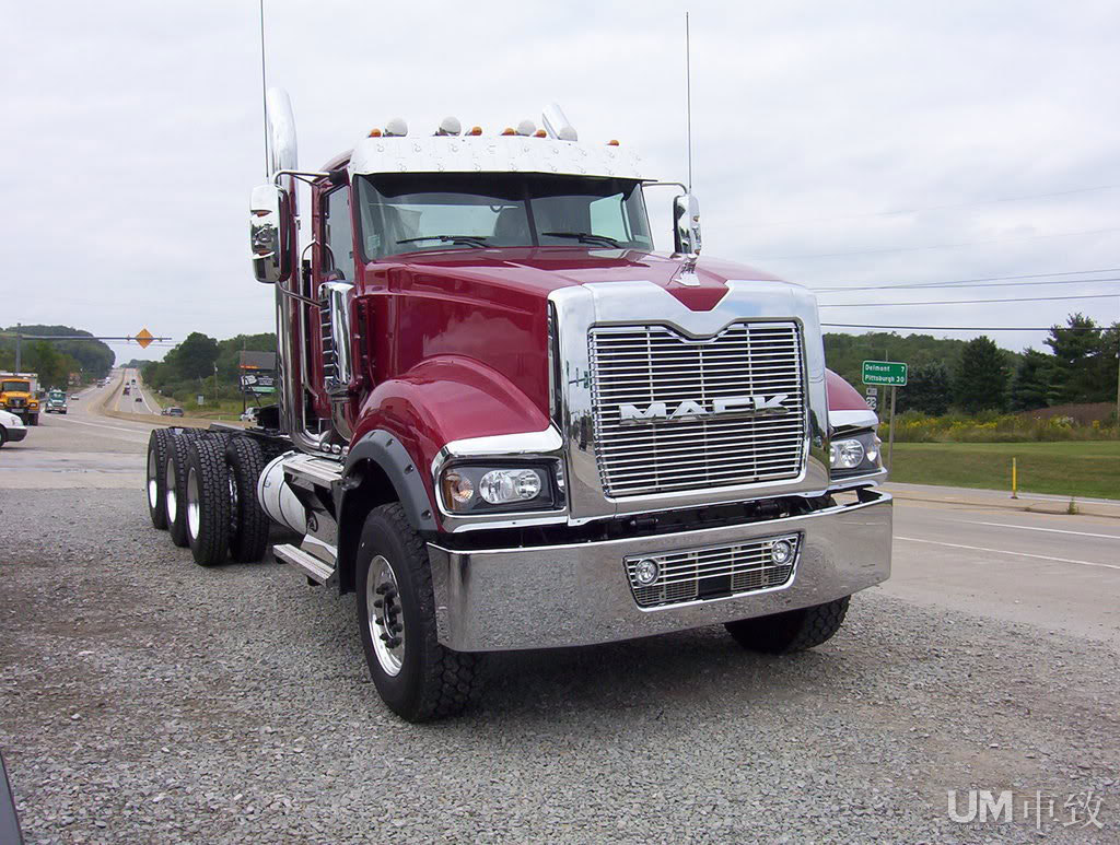 戌狗mack卡车与灰狗巴士