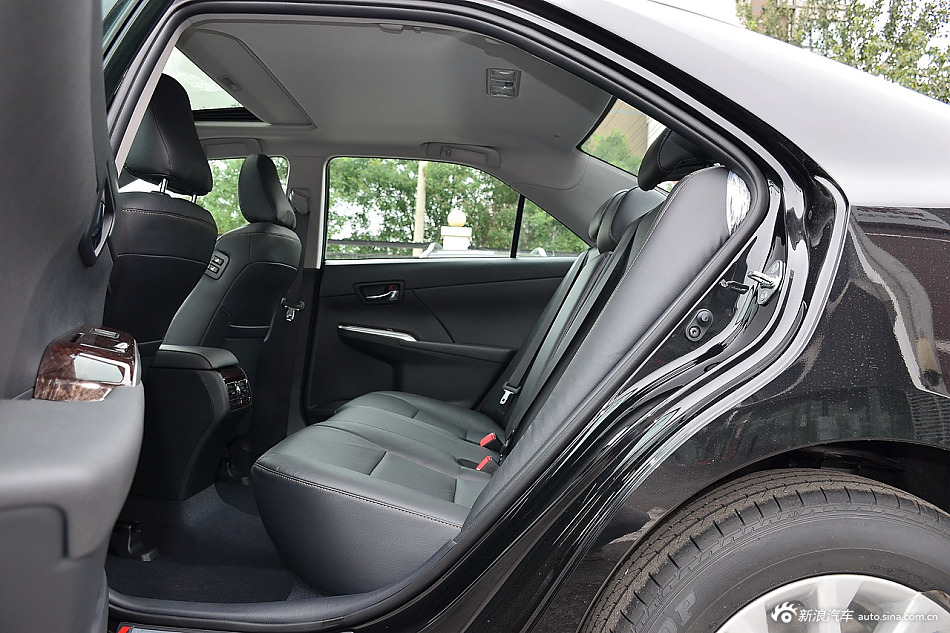 2016款凯美瑞2.0L自动十周年纪念领先版