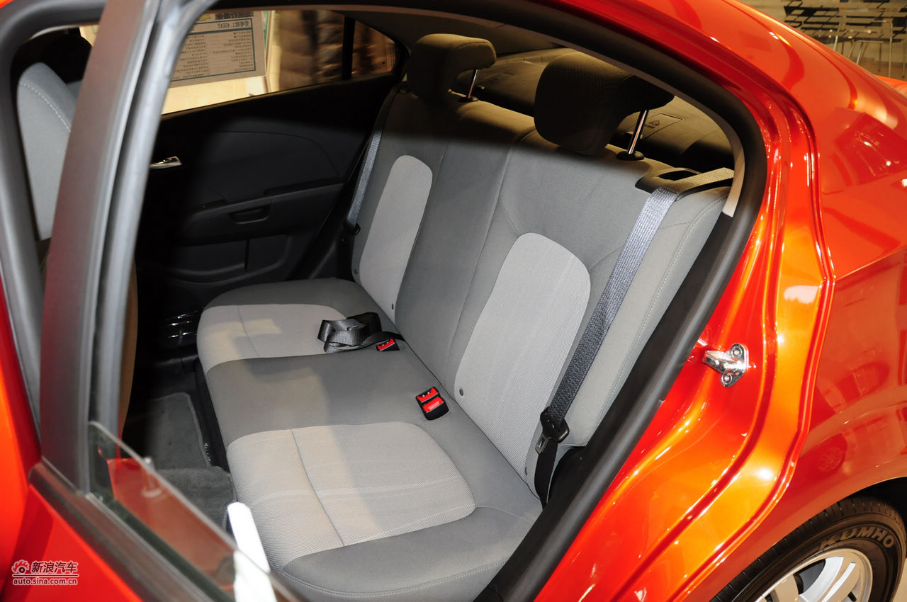 2011款爱唯欧三厢1.4se自动座椅空间图片