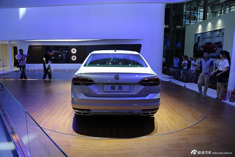 走低调豪华范儿.实拍大众全新辉昂