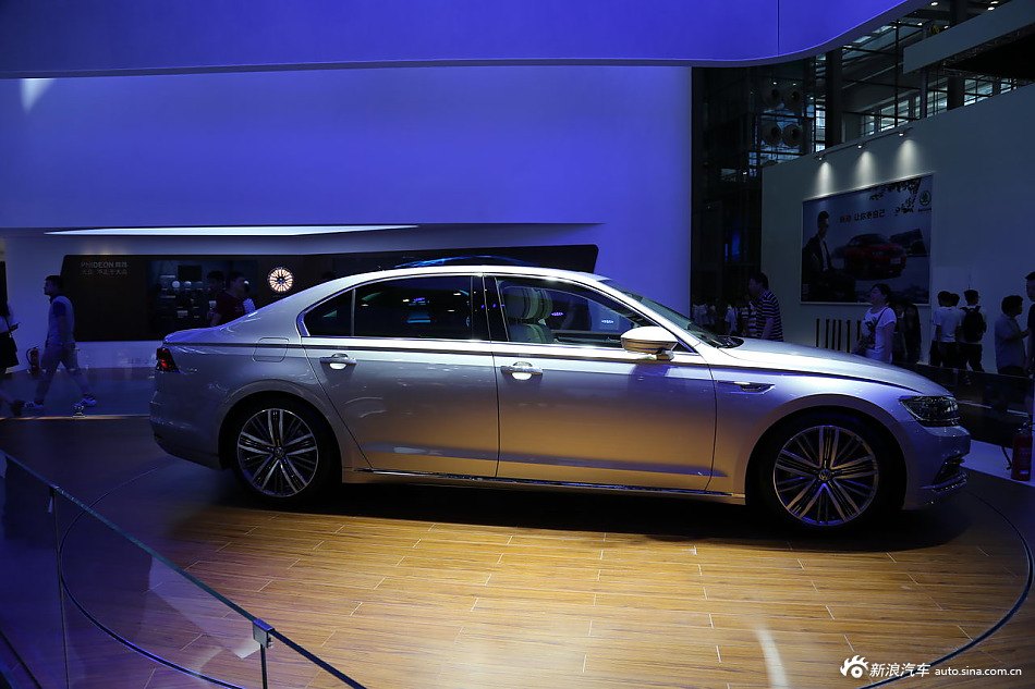 走低调豪华范儿.实拍大众全新辉昂