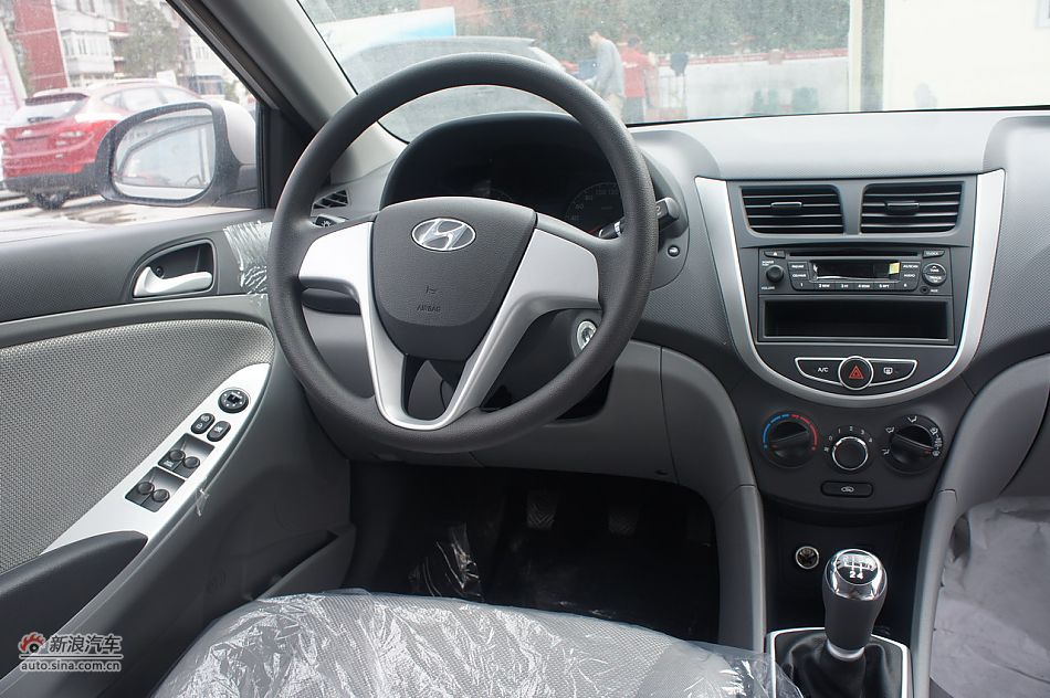 2010款北京现代瑞纳 1.4gs手动内饰功能