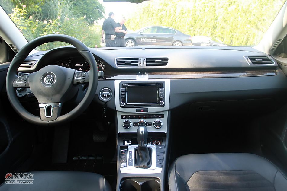 1.8tsi自动尊贵型内饰功能