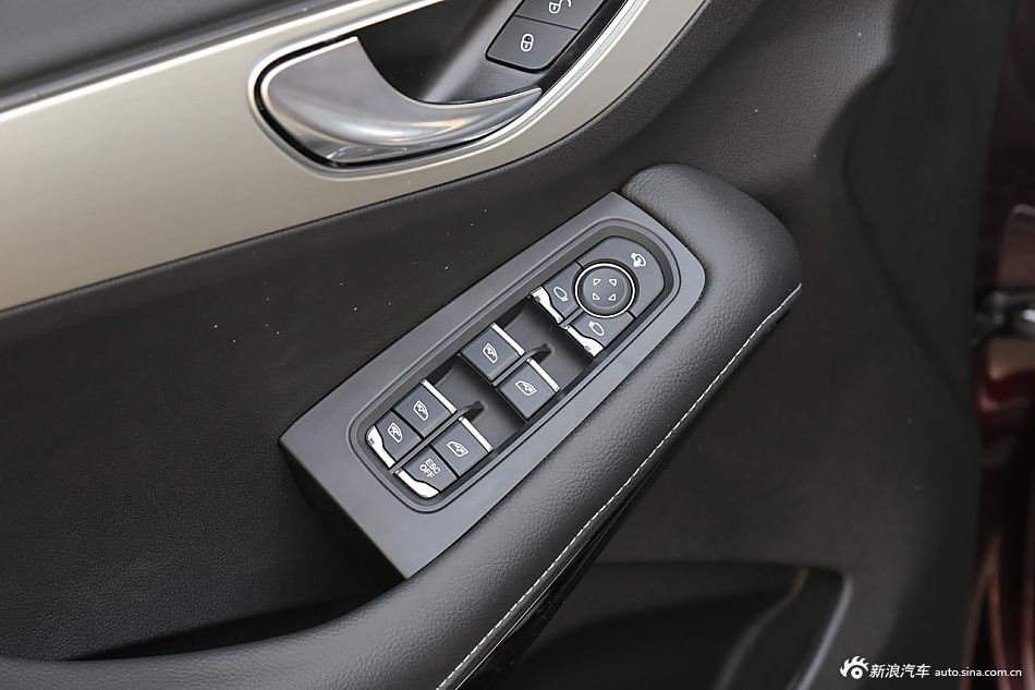 2016款众泰SR7 1.5T手动魔方之心版