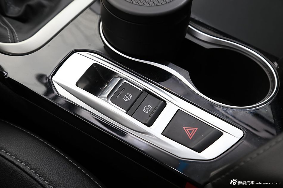 2016款众泰SR7 1.5T手动魔方之心版
