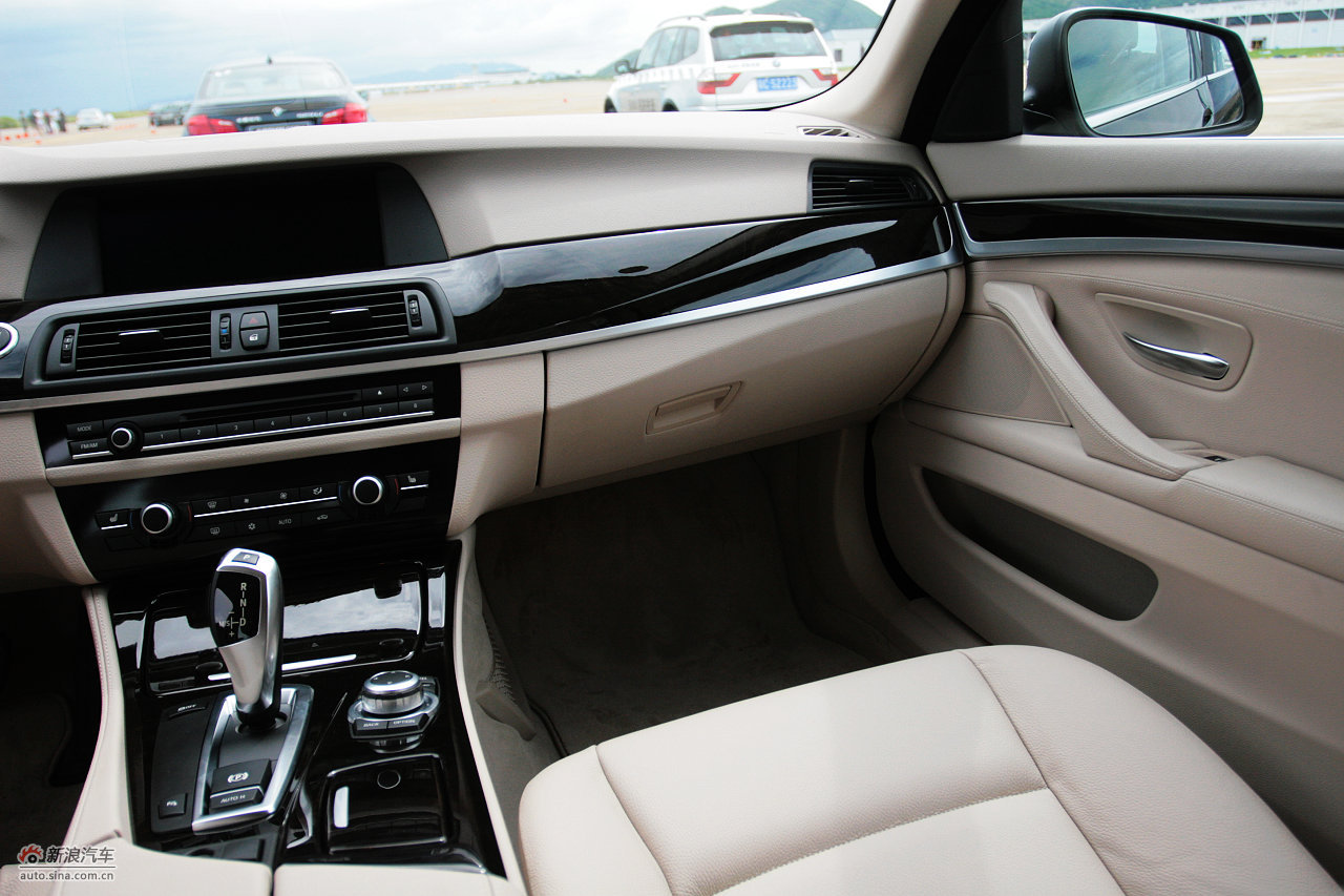 2011款宝马523li豪华型内饰图片