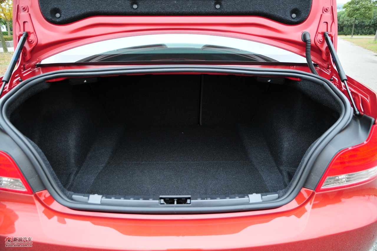 2011款宝马1系双门轿跑车后备箱内实拍