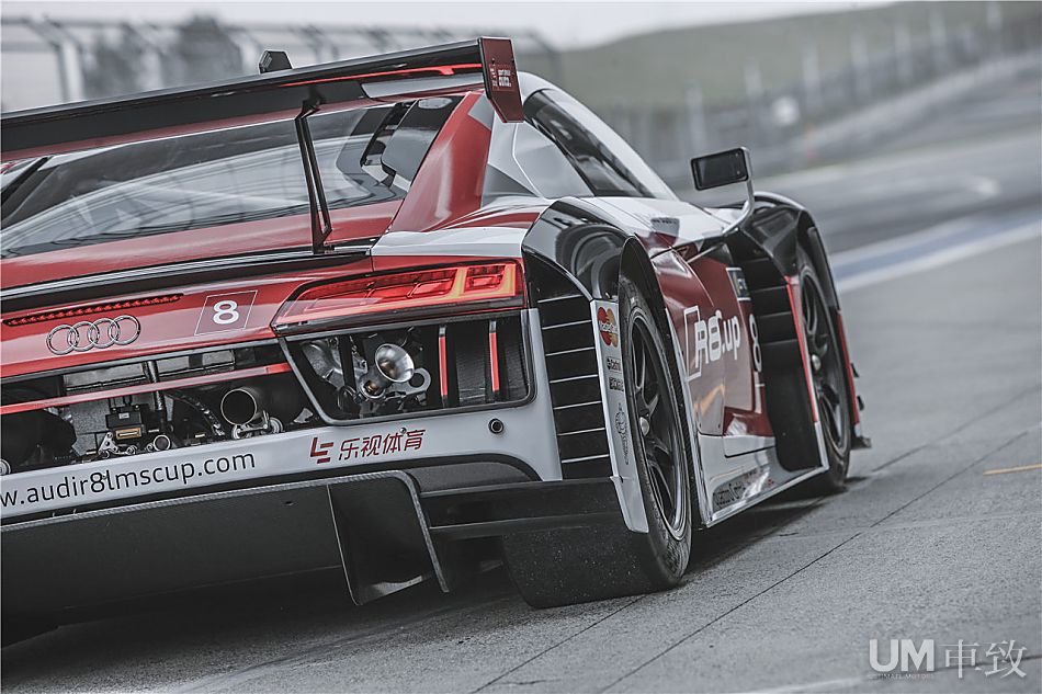 抢先实拍全新奥迪r8 lms赛车