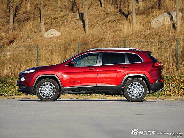 车尾进行加长 疑似自由光7座版谍照曝光