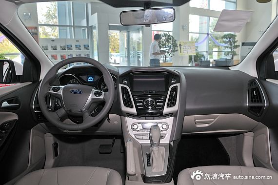 2012款福克斯三厢1.6L自动尊贵型