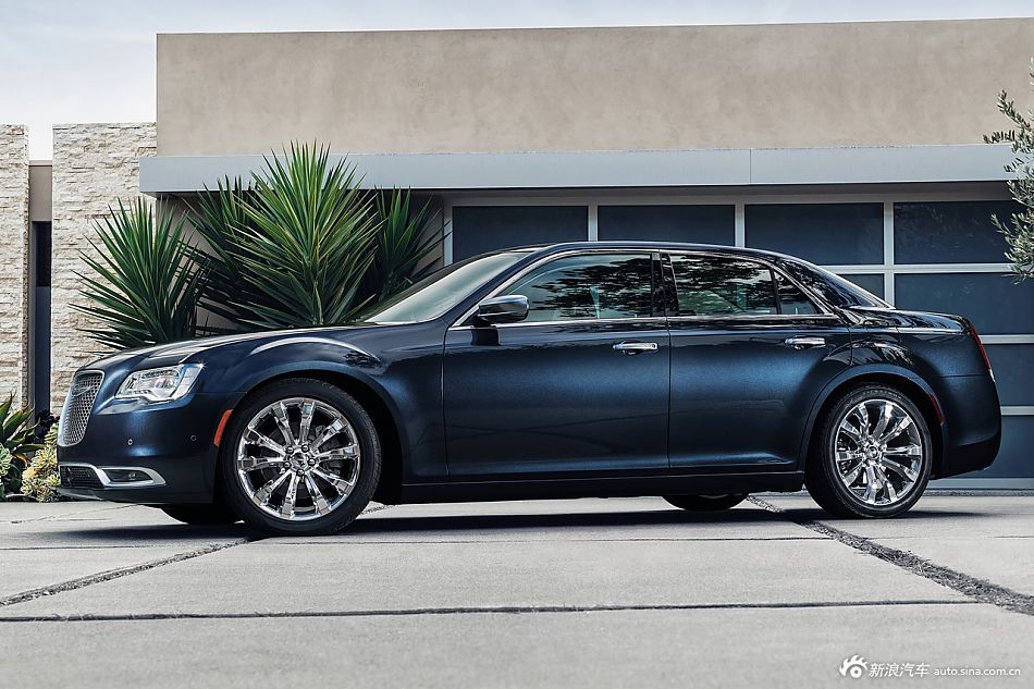 2015款克莱斯勒300C官方图