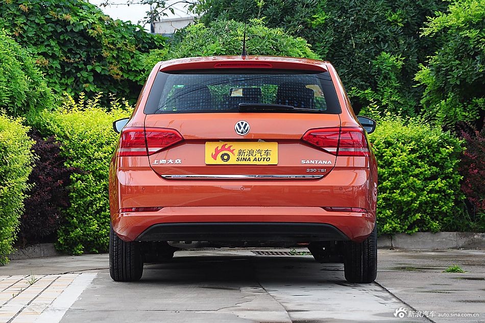 桑塔纳浩纳是由桑塔纳三厢版衍生出来的,该车的轴距与之前的三厢版