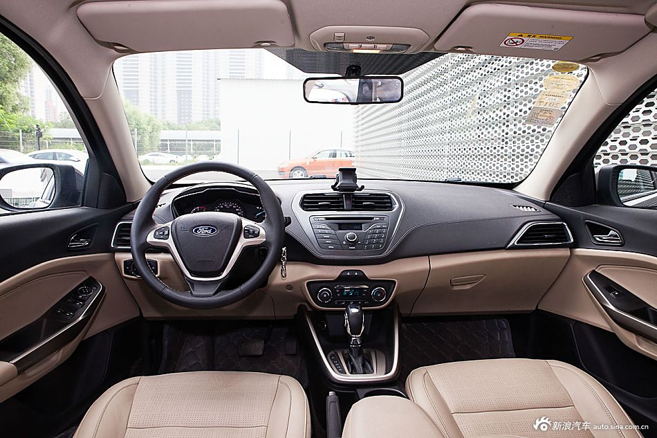 2015款福睿斯1.5L自动时尚型