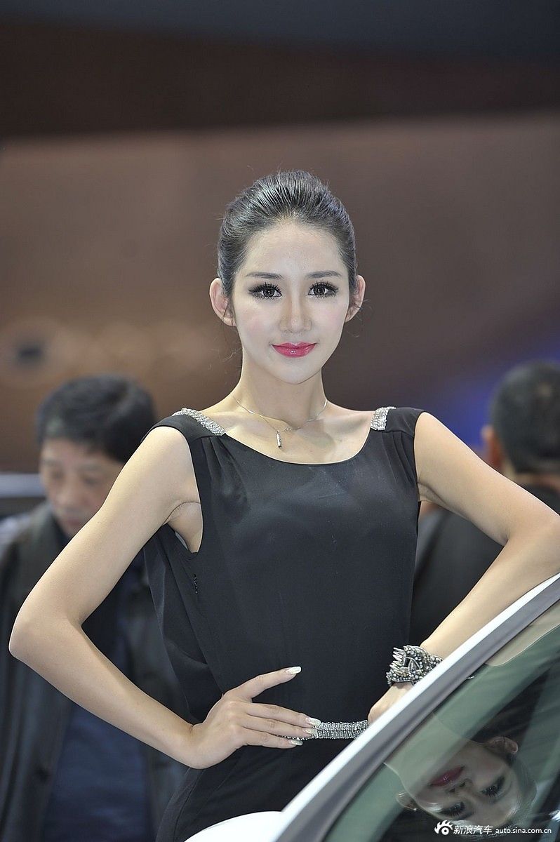 各种低俗装扮的氛围下,上海车展还是有很多气质高雅的模特撑得住台面