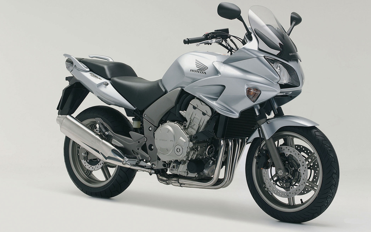 本田cbf1000充分表现出cbf多样化骑乘摩托车乐趣的特质,具备突显其