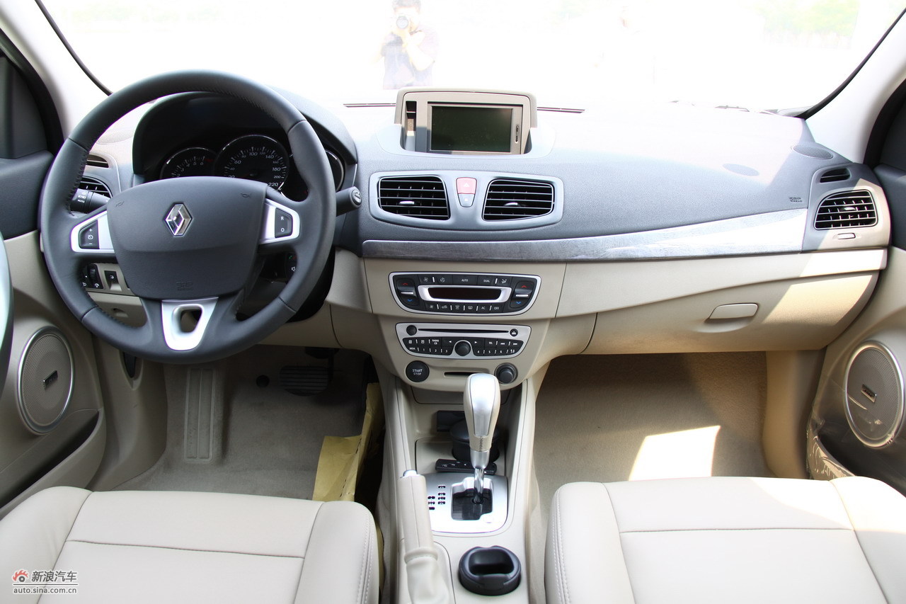 雷诺风朗座椅空间_风朗内饰图片5839993_汽车图库_新浪汽车_新浪网