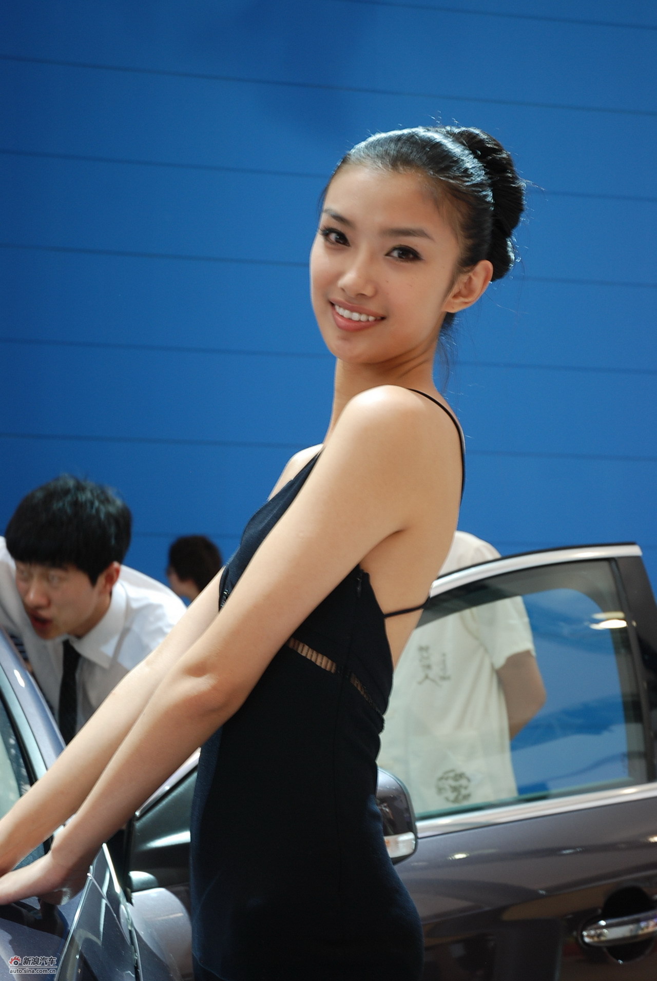 哈尔滨车展美女模特图