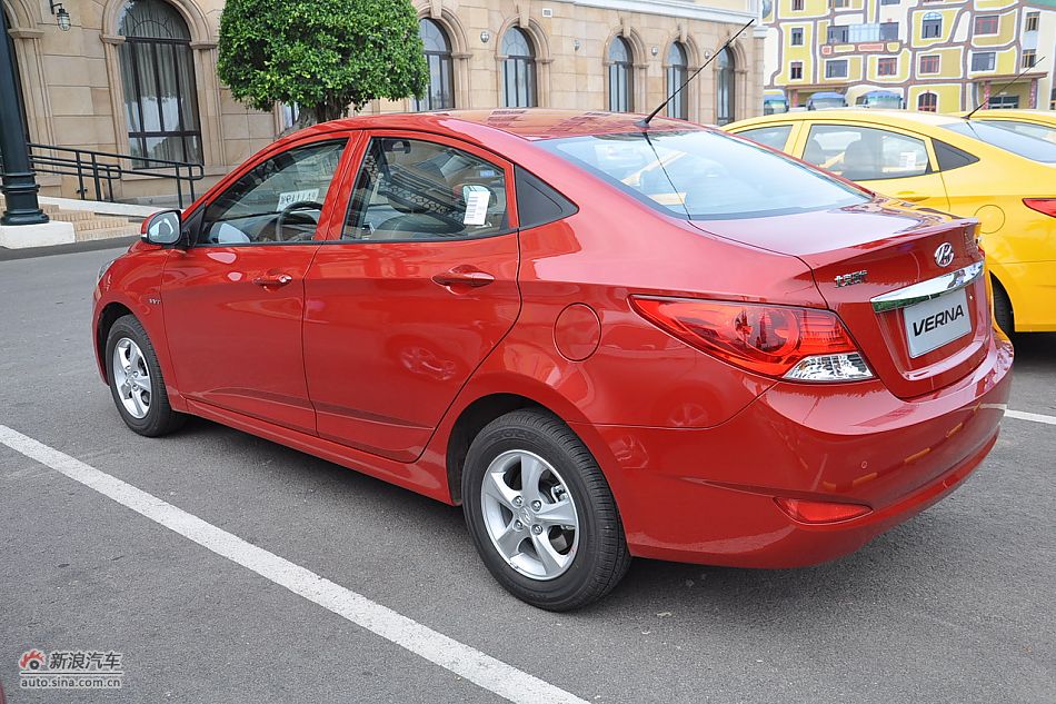 北京现代瑞纳实拍-红色