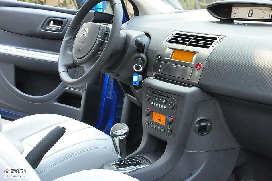 雪铁龙新c4 coupe实拍图 内饰
