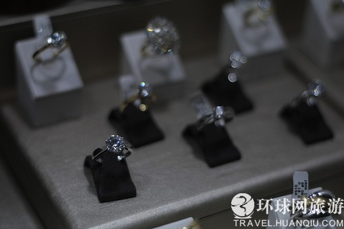 精美的钻戒