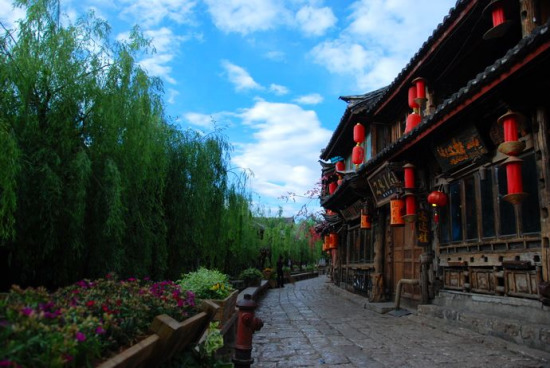 清晨的酒吧街(图：滕比邻)