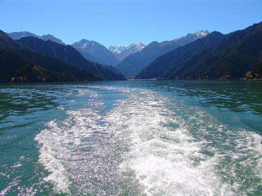 乘游艇在湖面上行驶，一阵阵凉风吹来，暑气全消。(图：彩虹桥)