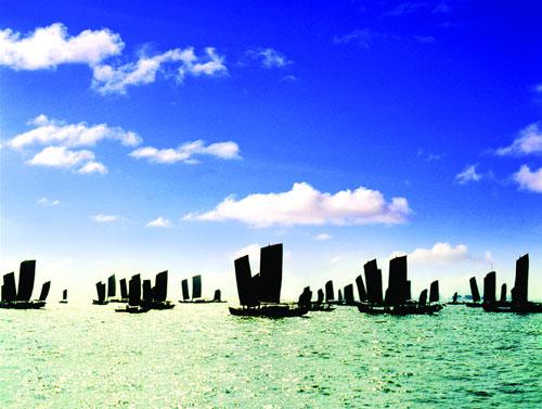 美丽的洪泽湖帆影(图：中国江苏网)