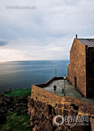 这片多岩的土地上有许多石头搭建的古迹，比如卡斯特尔萨多圣安东尼教士大教堂(Cathedral of Sant’Antonio Abate)，这座教堂有着300年历史。