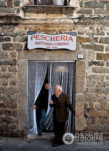 滕皮奥保萨尼亚小城里的人们每天都来安东尼西米诺水产店(Pescheria Antonio Cimino)买海鲜。