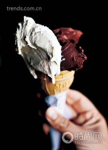 罗通多港(Porto Rotondo)的码头酒吧冰淇淋店(Bar Gelateria del Molo)吸引了冰淇淋爱好者来品尝桃金娘、刺梨等奇异的小岛风味。