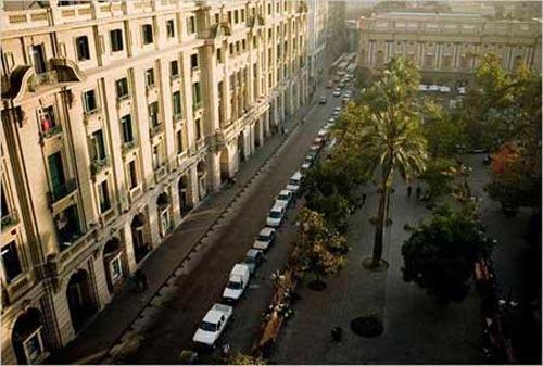 阿玛斯广场(Plaza de Armas)位于圣地亚哥市中心位置，它也是该城的行政、商业和社会生活的中心。