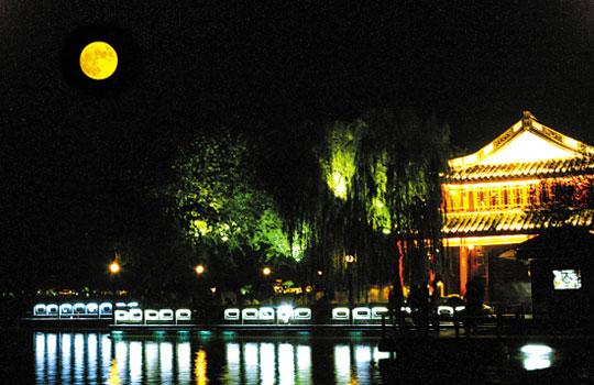 西湖边的最佳赏月处平湖秋月景点 (cfp)